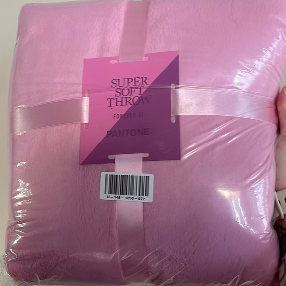 New Pantone x Forever 21 soft throw - Picture 4 of 7